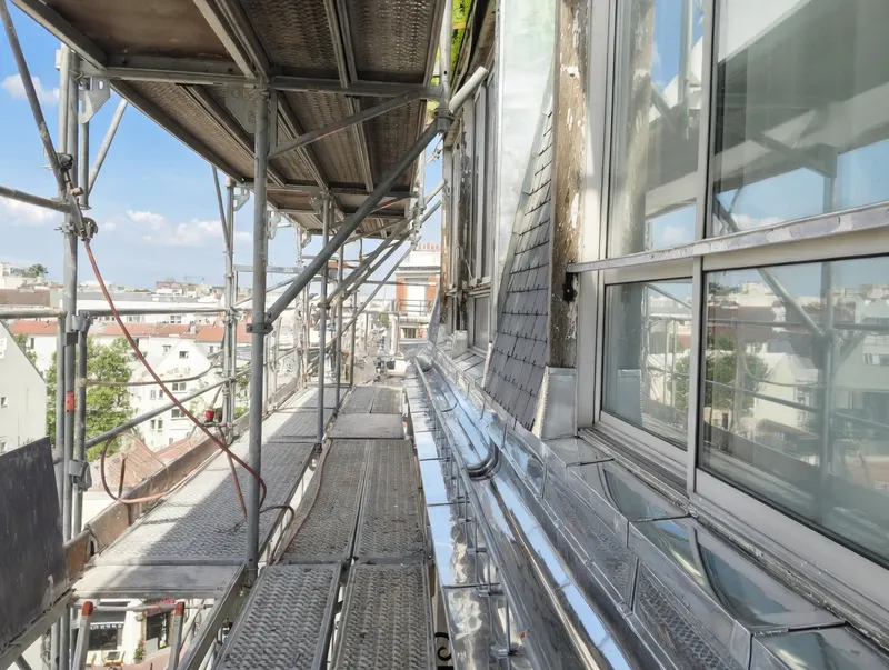 Chéneau en zinc, ardoise et lucarne, chantier sous échafaudage