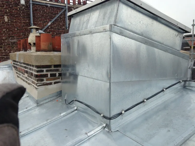 Habillage en zinc d'un édicule, solins et abergements sur couverture zinc